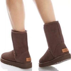 Ugg women’s classic short boots, chocolate. Sz 7